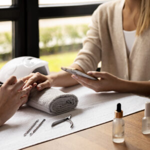 cerrar-mujer-en-cita-de-manicura